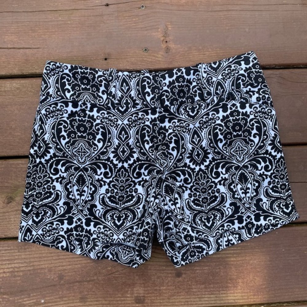 Ann Taylor 'Signature' Women's Paisley White and Black Shorts Size 0